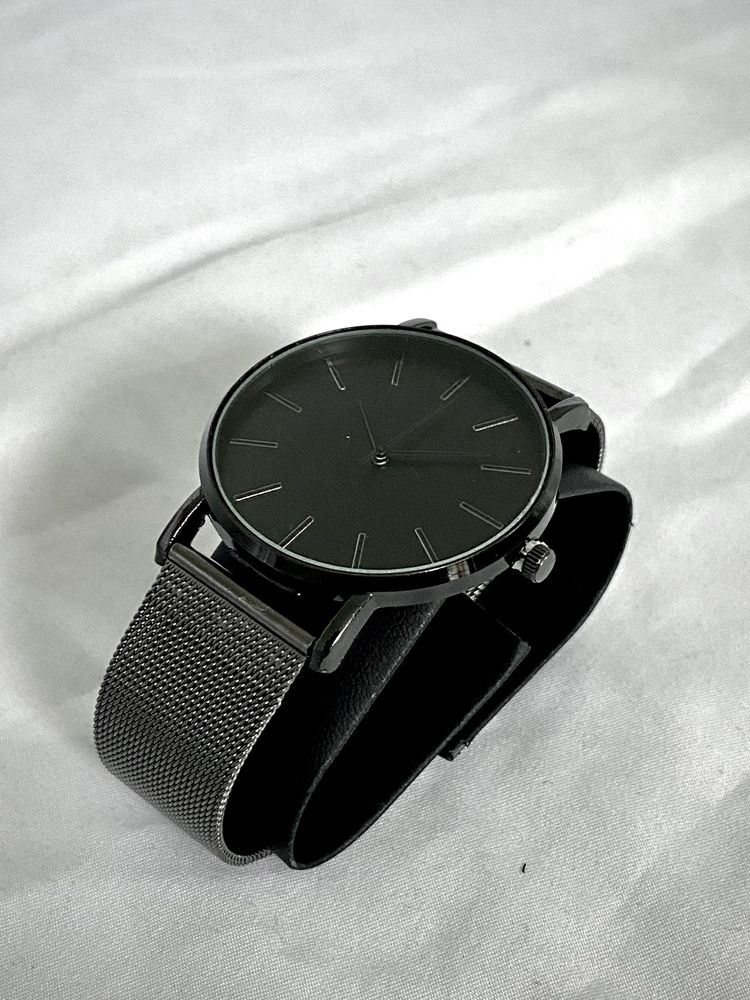 Czarny zegarek minimalistyczny analogowy z czarną tarczą