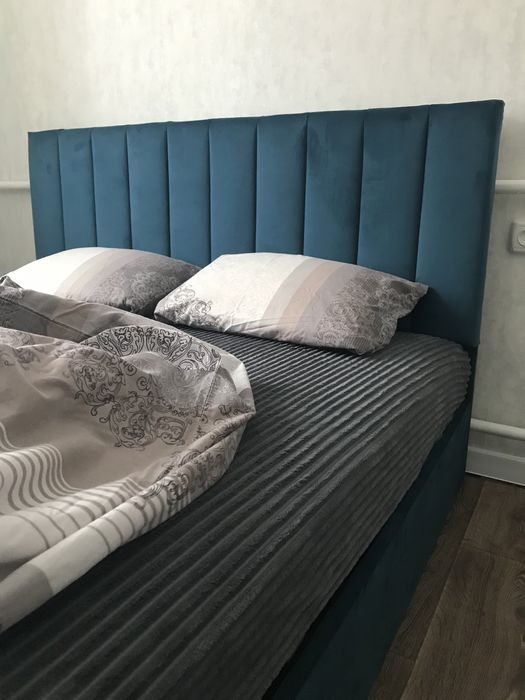 Двоспальне  ліжко з меблевого велюру, нове, з ламелями
