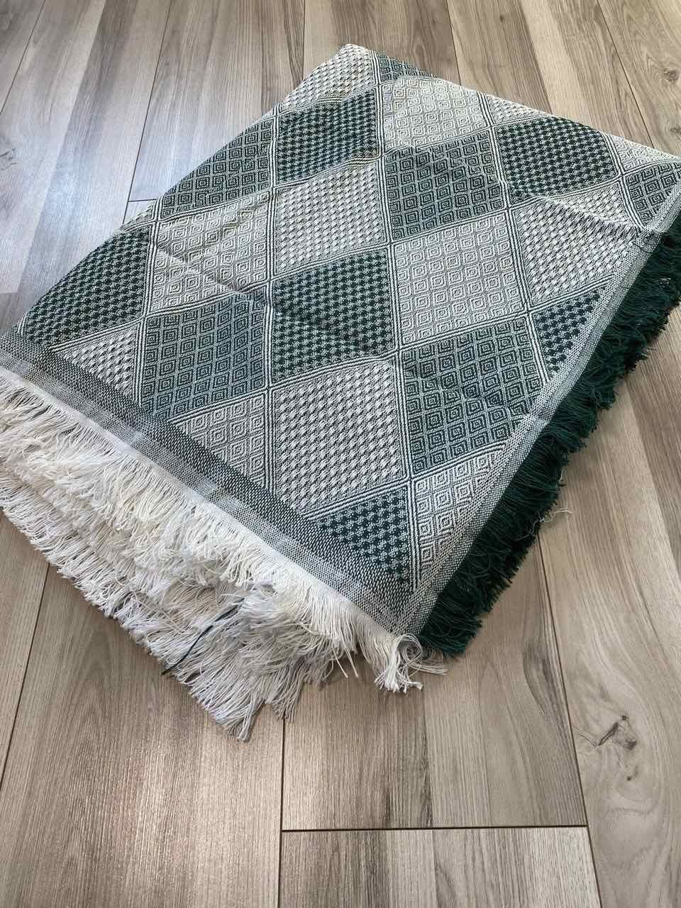 Koc na sofę.  Rozmiar 180×200.  Kolor zielono-biały.  Z rysunkiem.
