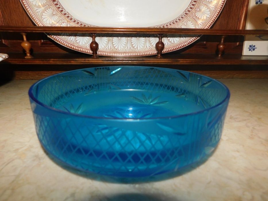 Taça em vidro lapidado em azul turquesa
