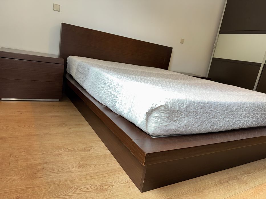 Cama casal madeira macica com arrumos + 2 mesas cabeceira
