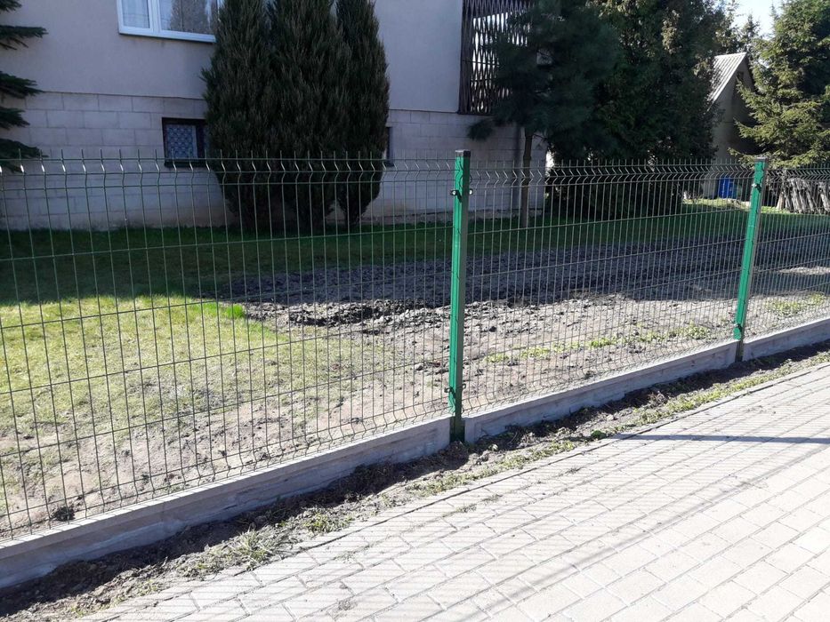 ogrodzenie wys. 150 cm z paneli ocynk. i malowanych z podmurówką