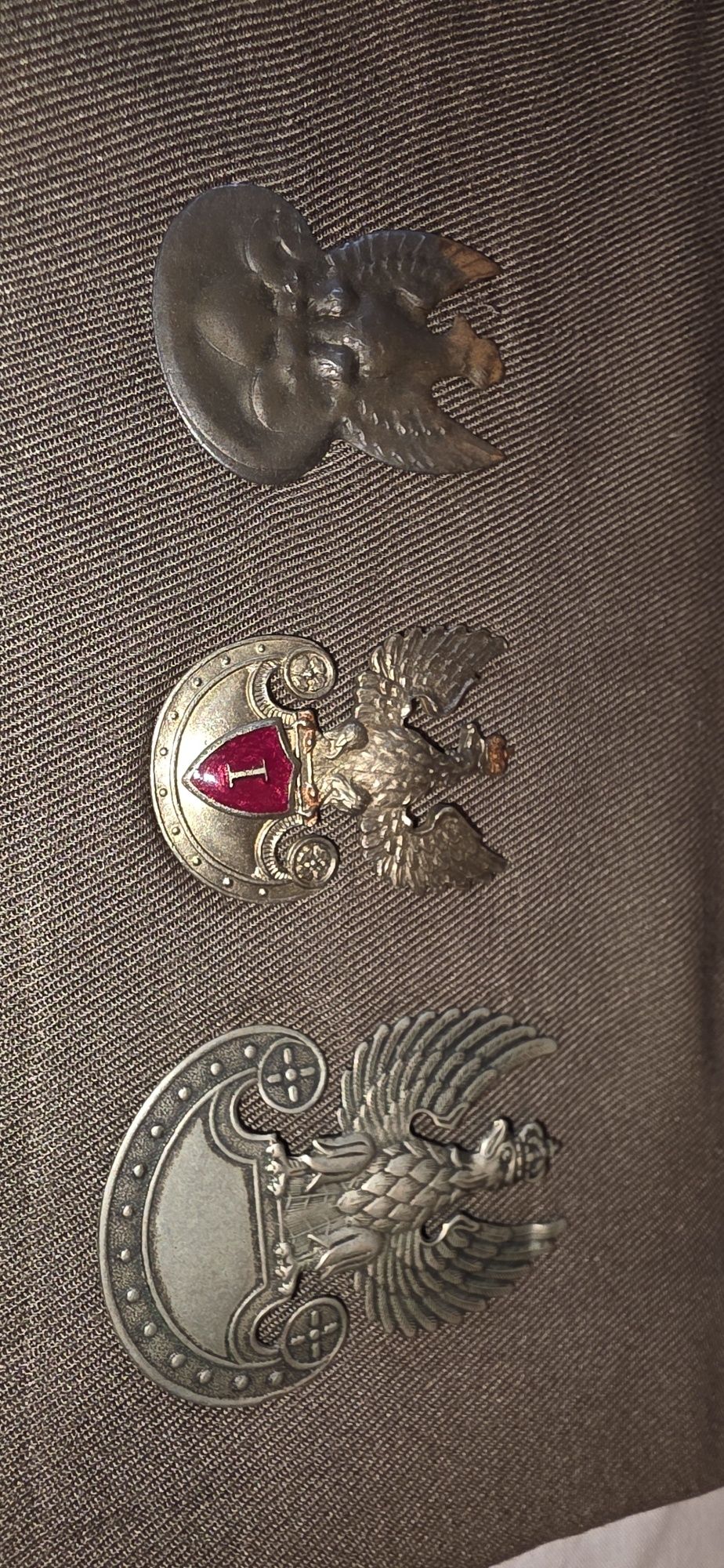 Kolekcja orłów i emblematów wojskowych