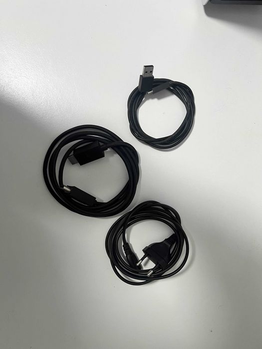 PS5 c/ disco + 2 comandos (Volcanic Red c/ garantia + branco original)