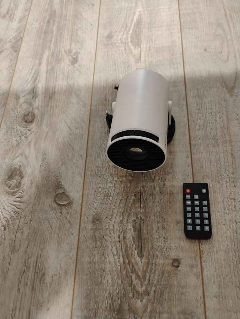 Projektor subwoofer ekran