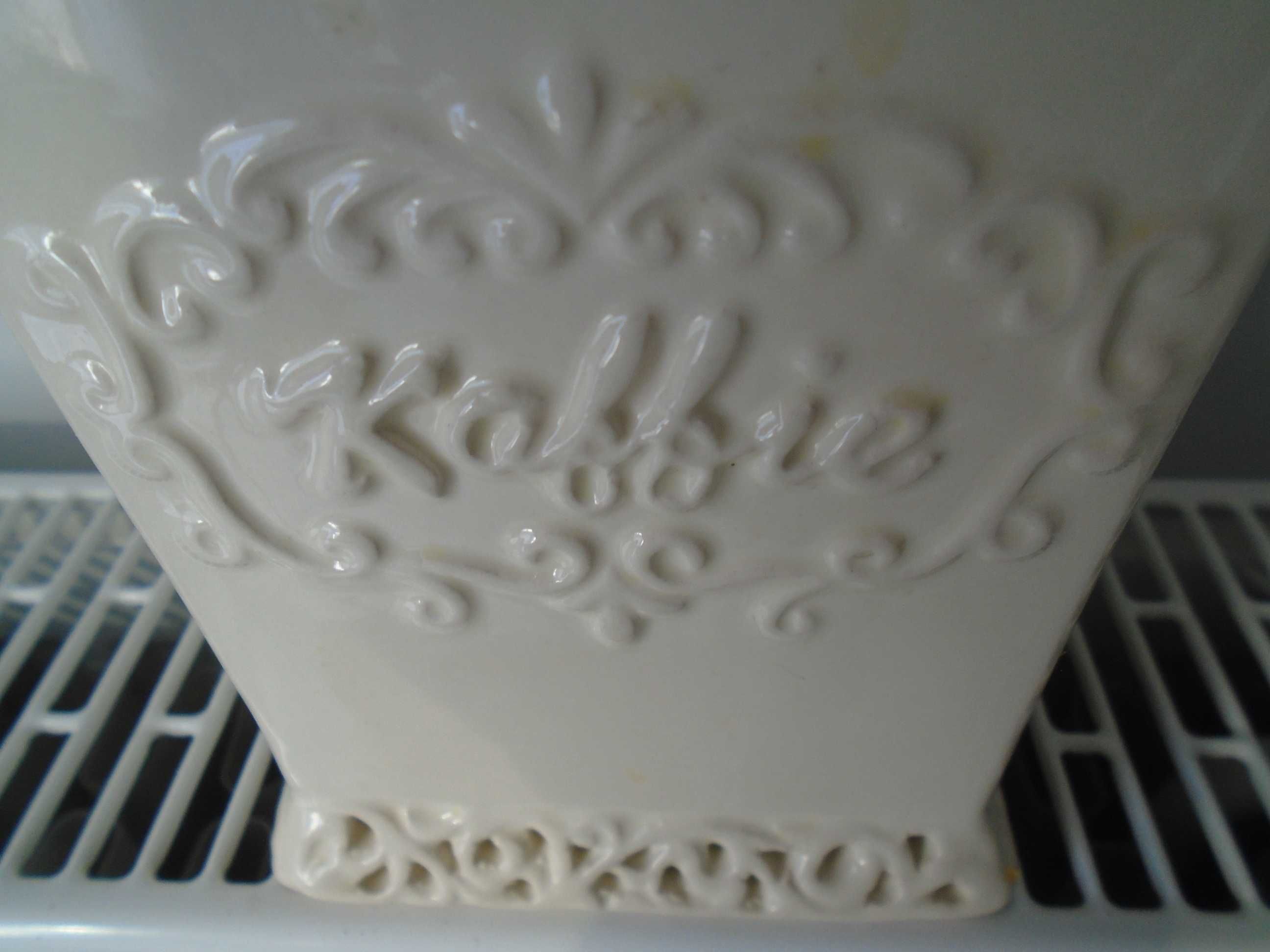 pojemnik ceramiczny na kawę z napisem i rzeźbieniami