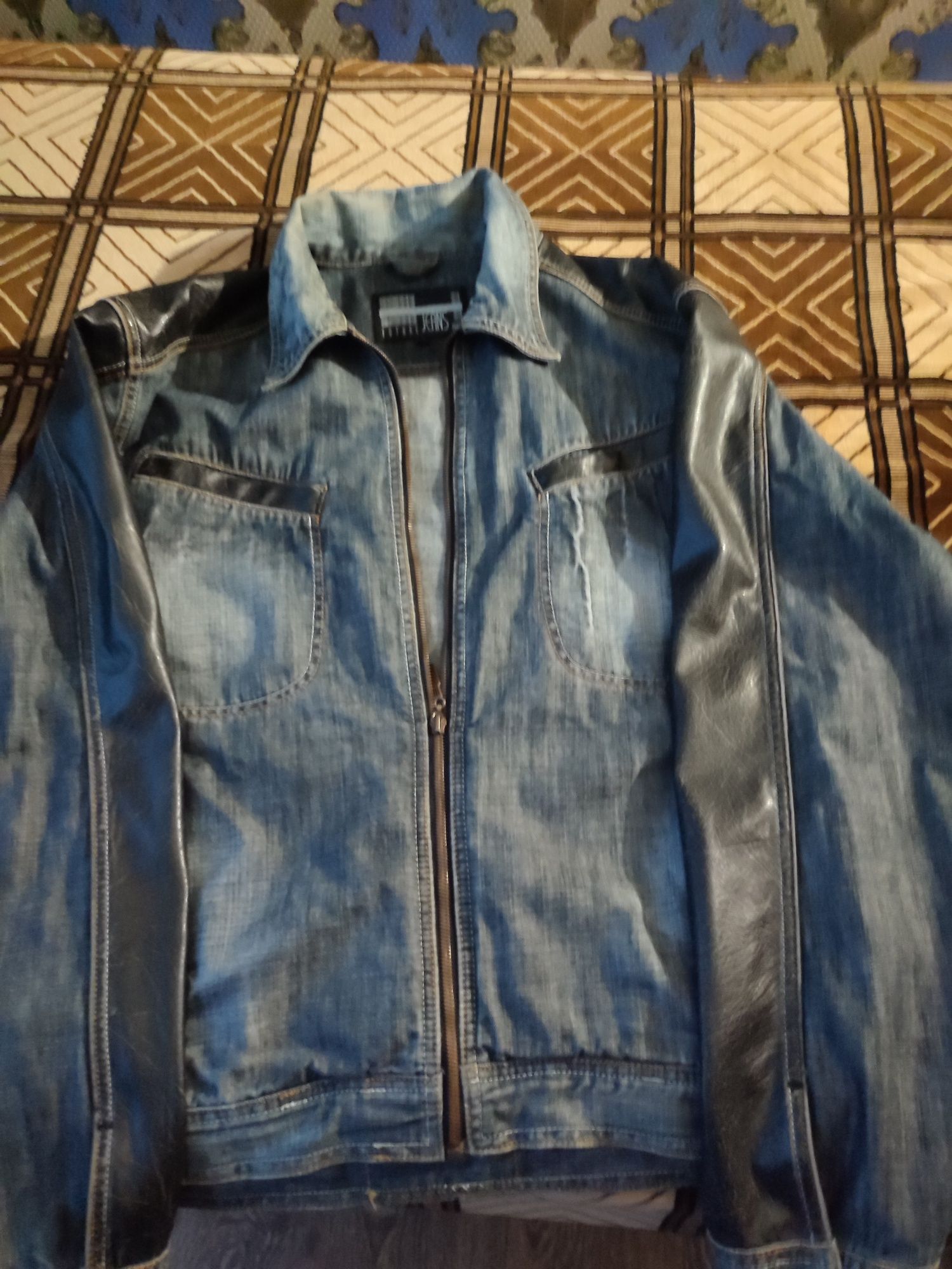 Куртка джинсовая(кожаные вставки).