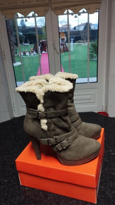 Botas castanhas com pêlo tam. 37