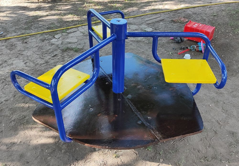 Карусель дитяча. Дитячій майданчик.