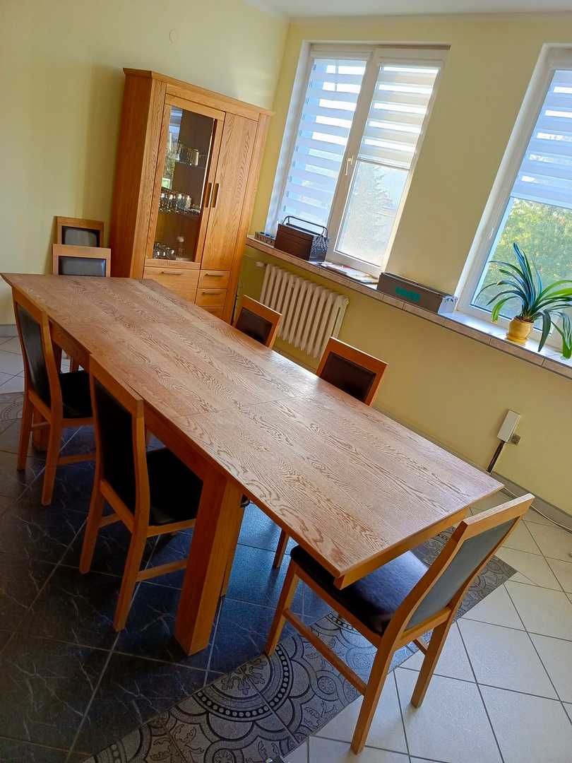 Zestaw mebli: stół rozkładany, krzesła, witryna dąb