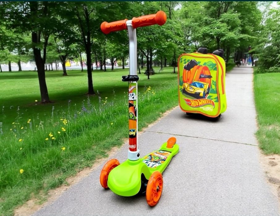 Не дорого. Новый детский самокат,рюкзак+ колеса светятся,красивый цвет