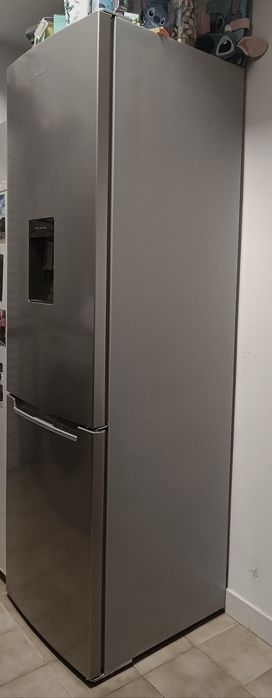 Frigorífico com dispensador de água