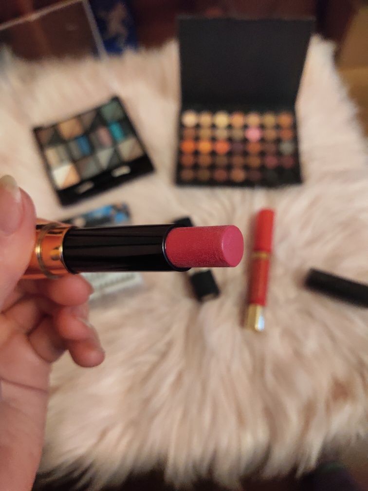 Zestaw cienie vv Huda szminka Astor soft Avon