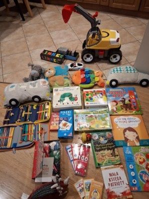 Książki, maskotki, piórniki , koparka