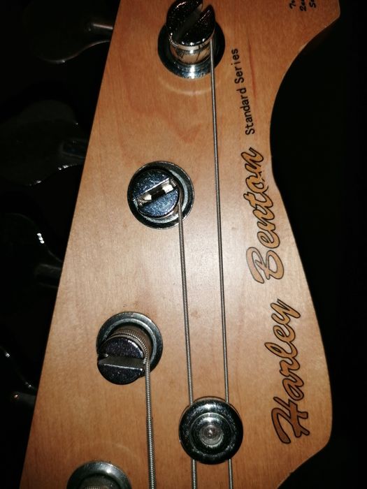 Baixo 4 cordas Harley Brenton