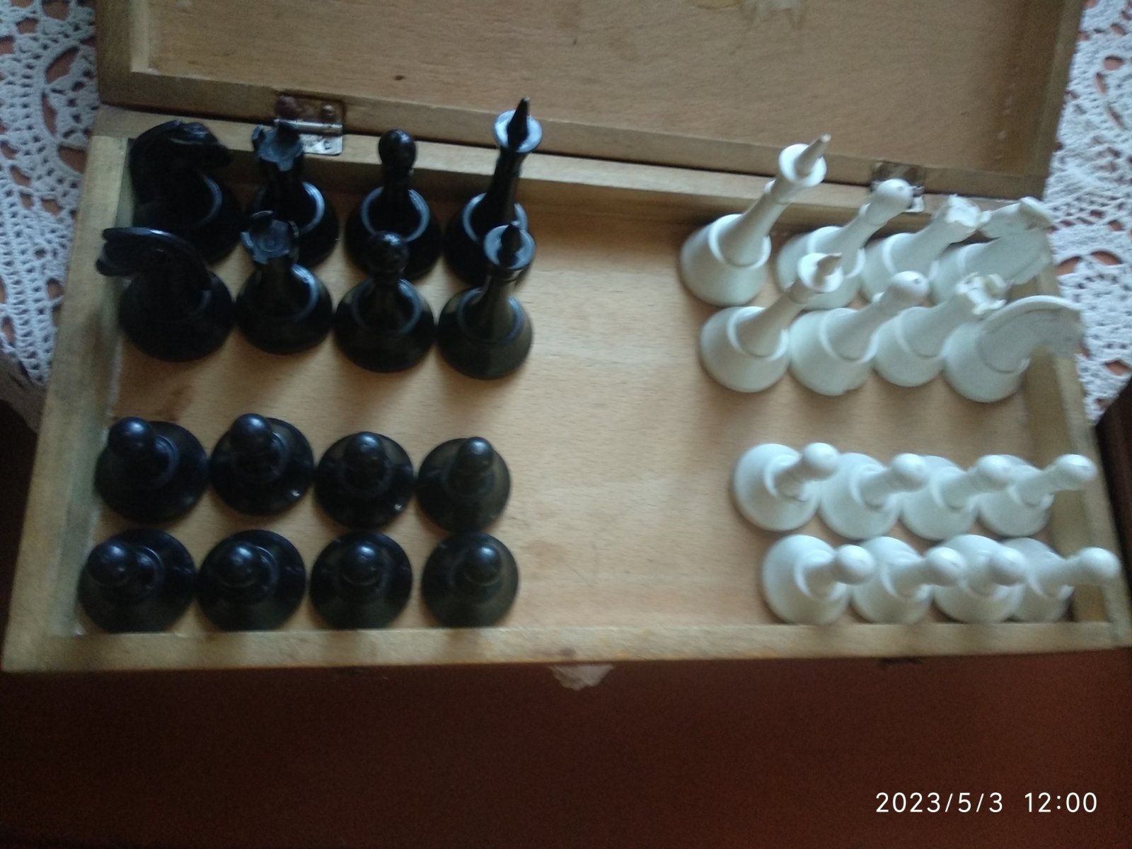 Продам шахматы б/у, два набора: пластмассовые и деревянные
