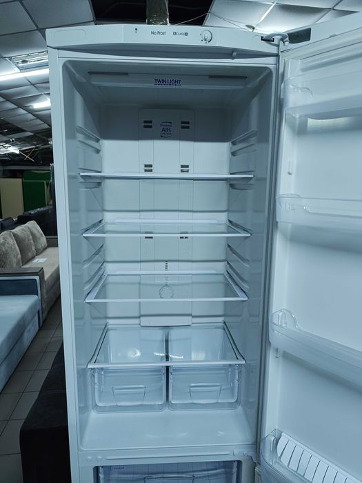 Двокамерий холодильник Indesit BIA20N