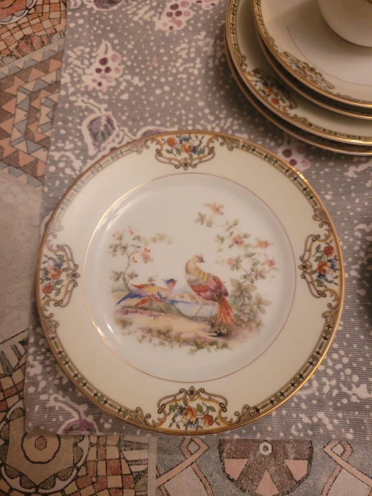 Elegancki japoński zestaw filiżanek ze spodkami i talerzykami