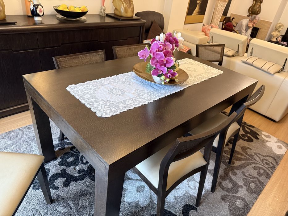 Mesa de refeições com porta talheres e 6 cadeiras
