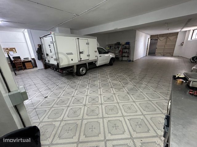 Armazém/Estacionamento Fechado – 155 m² – Tapada das Mercês