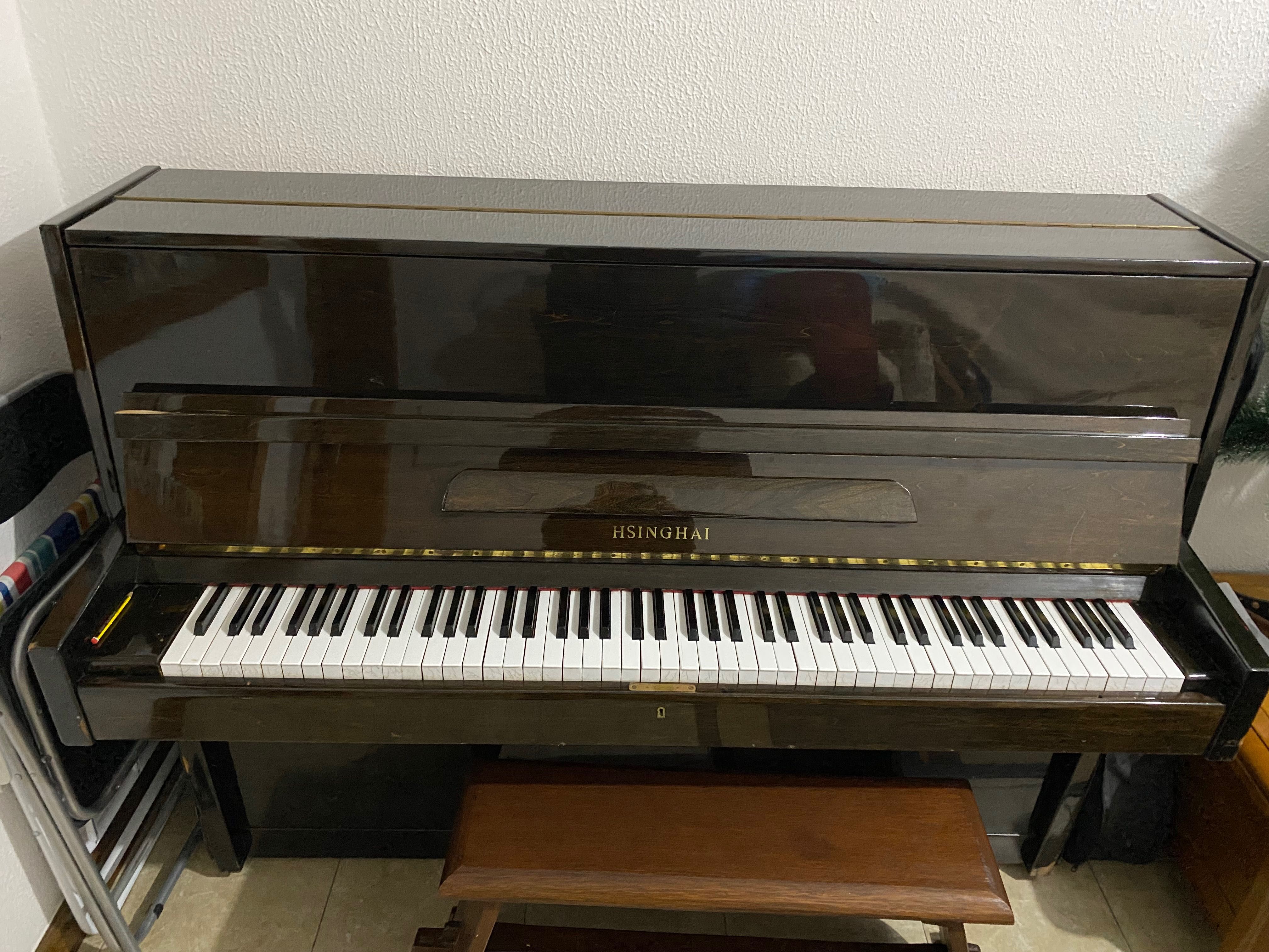 Piano acústico bem conservado