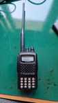 Yaesu FT-60 z nową baterią, ładowarką i akcesoriami.