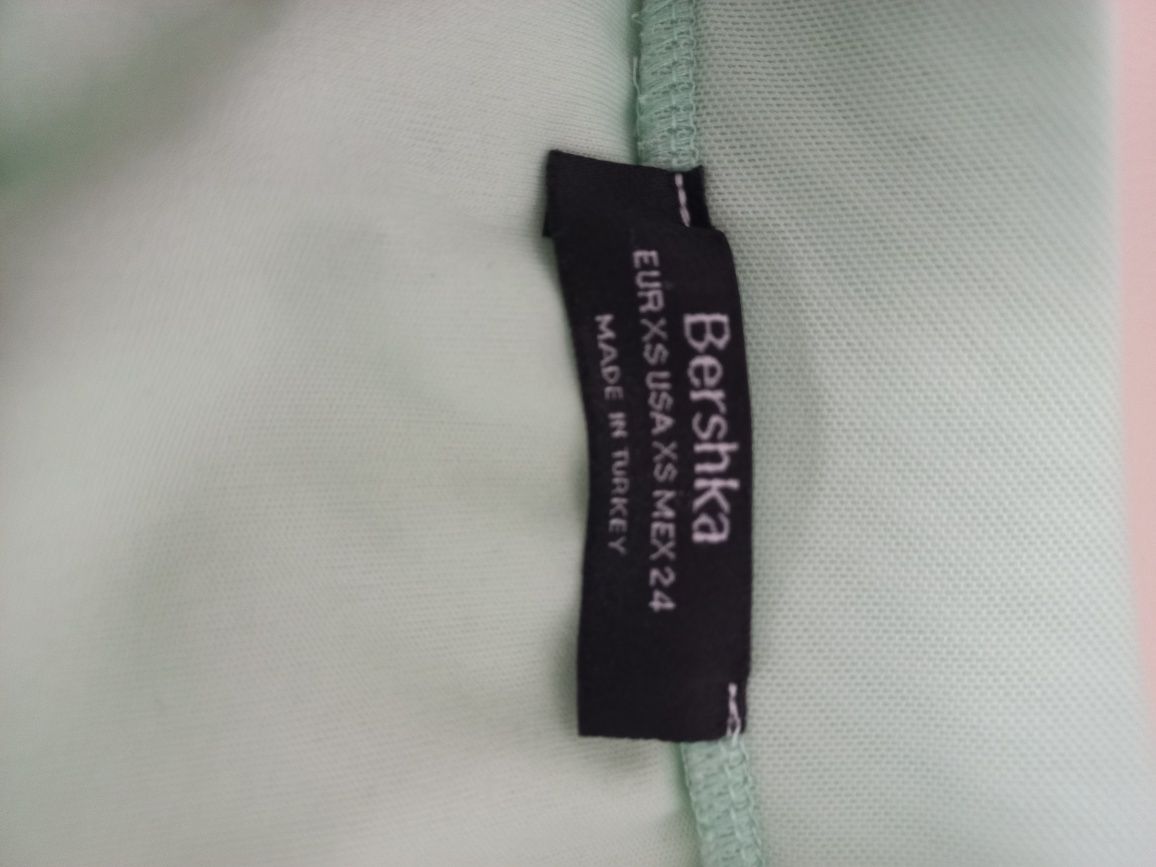 Saia mt fresca, verde claro ,tecido que não  amarrota.da BERSKA