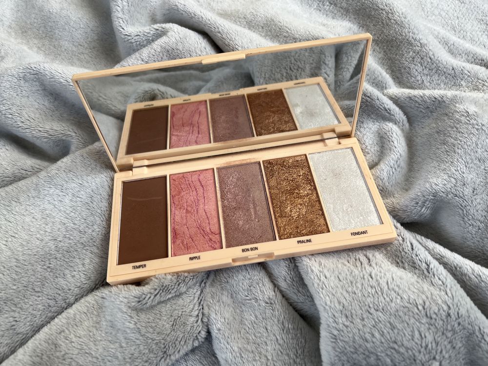 Paleta do konturowania bronzer róż rozświetlacz Makeup Revolution