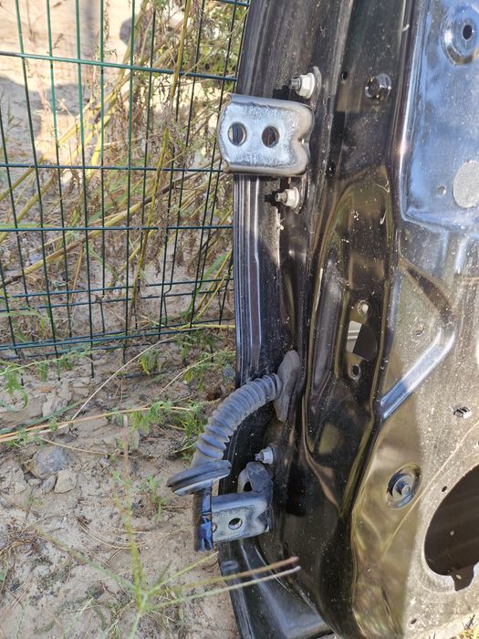 Петлі передньої правої дверці на Nissan Rogue Sport