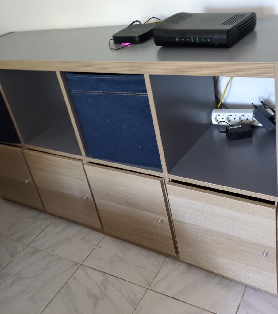 Rack IKEA com 2 caixas organizadoras