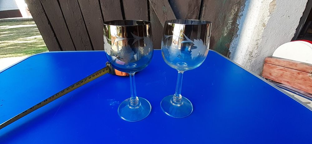 kieliszki z grawerowanym wzorem i srebrnym rantem,