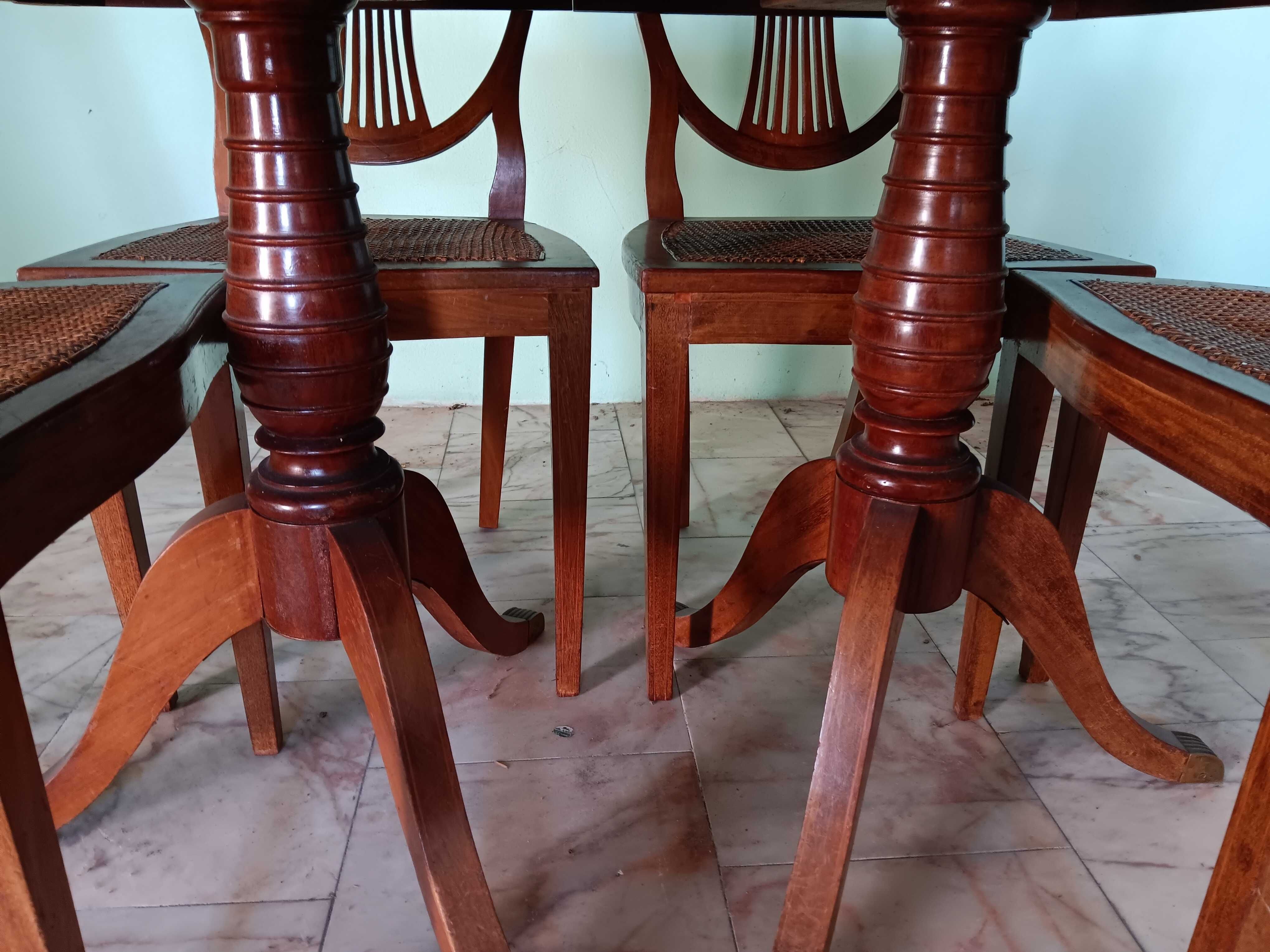 Mobilia de sala de jantar. Convidativa.