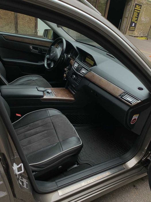 Mercedes Benz E350 повний привід 2011 рік