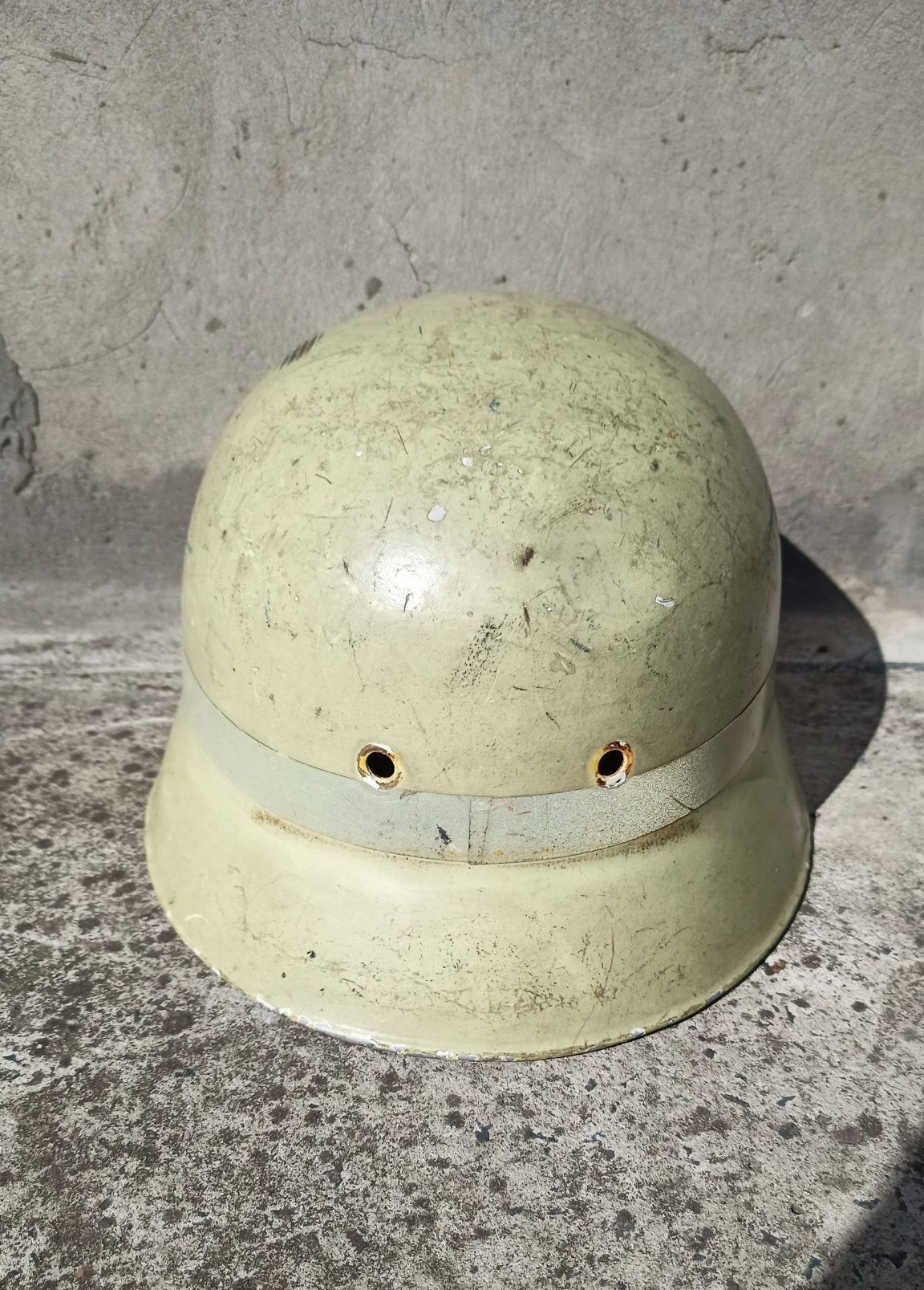 Німецька каска пожежника ГДР m35