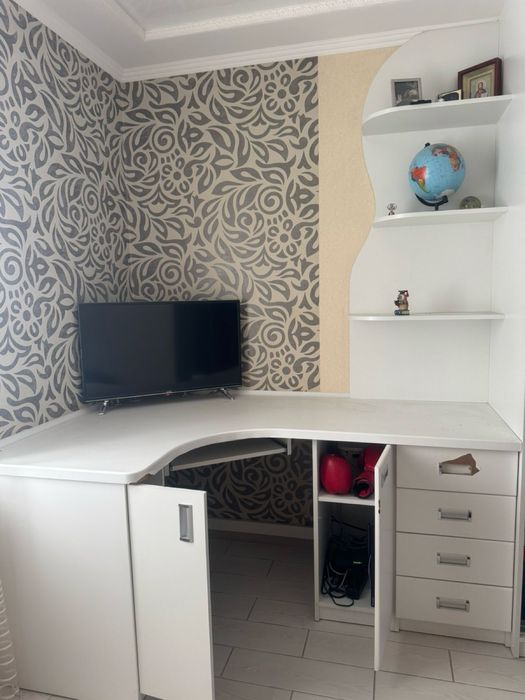 Продається кутовий письмовий стіл. Самовивіз