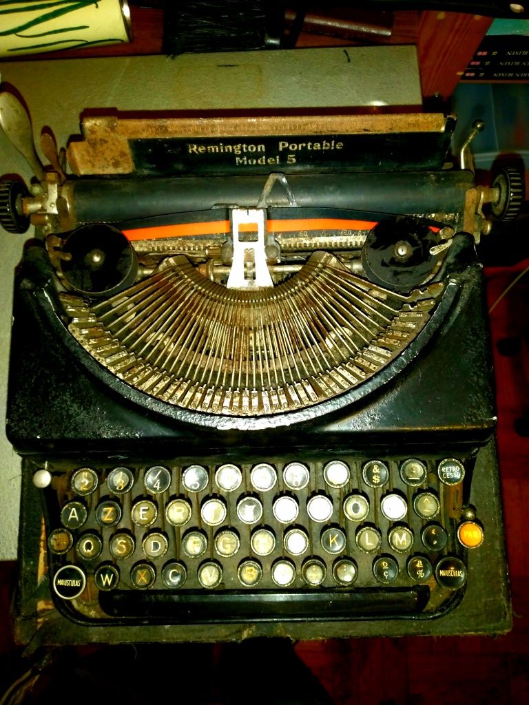 Máquina escrever antiga Remington portable