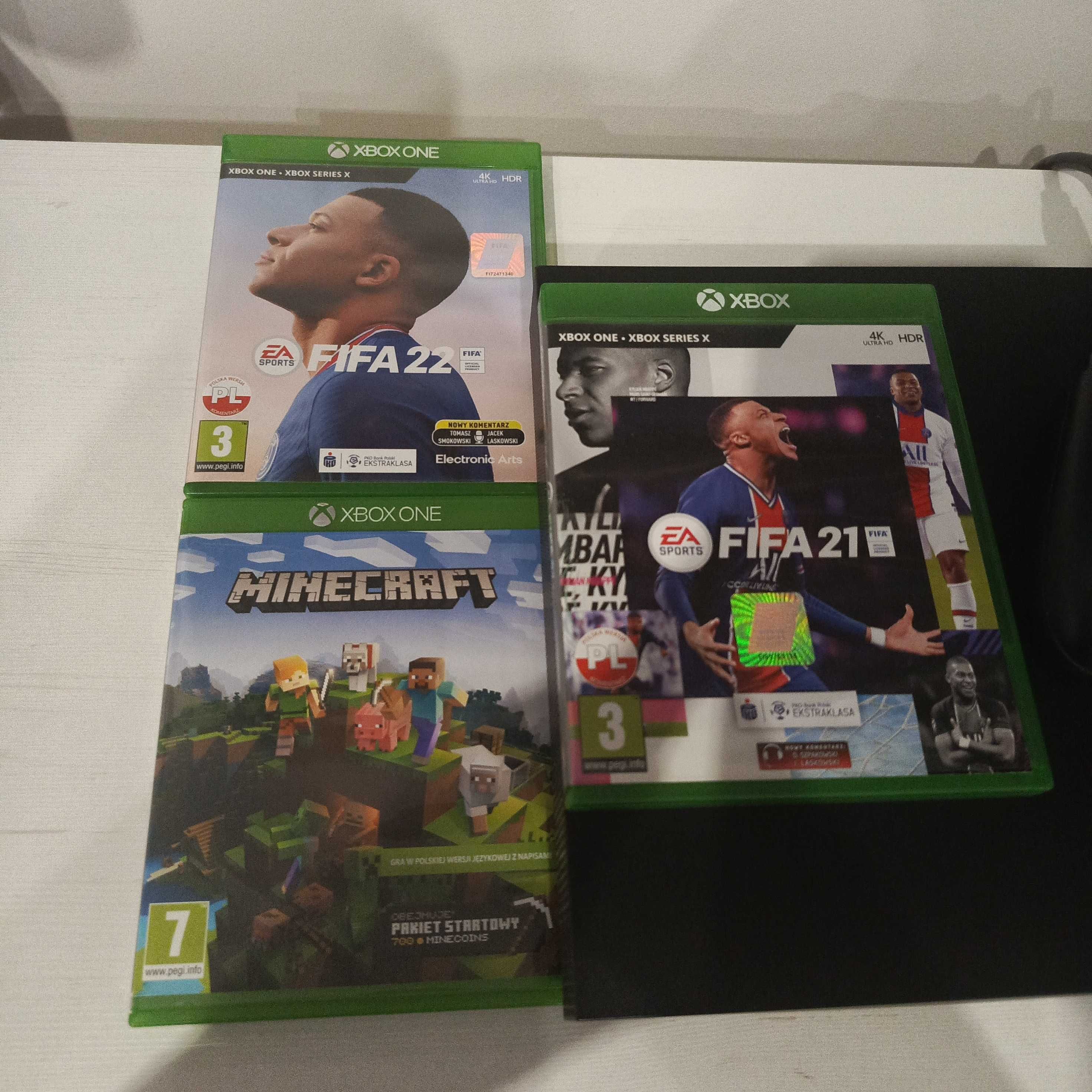 Xbox one x z 2 padami  i 7 grami