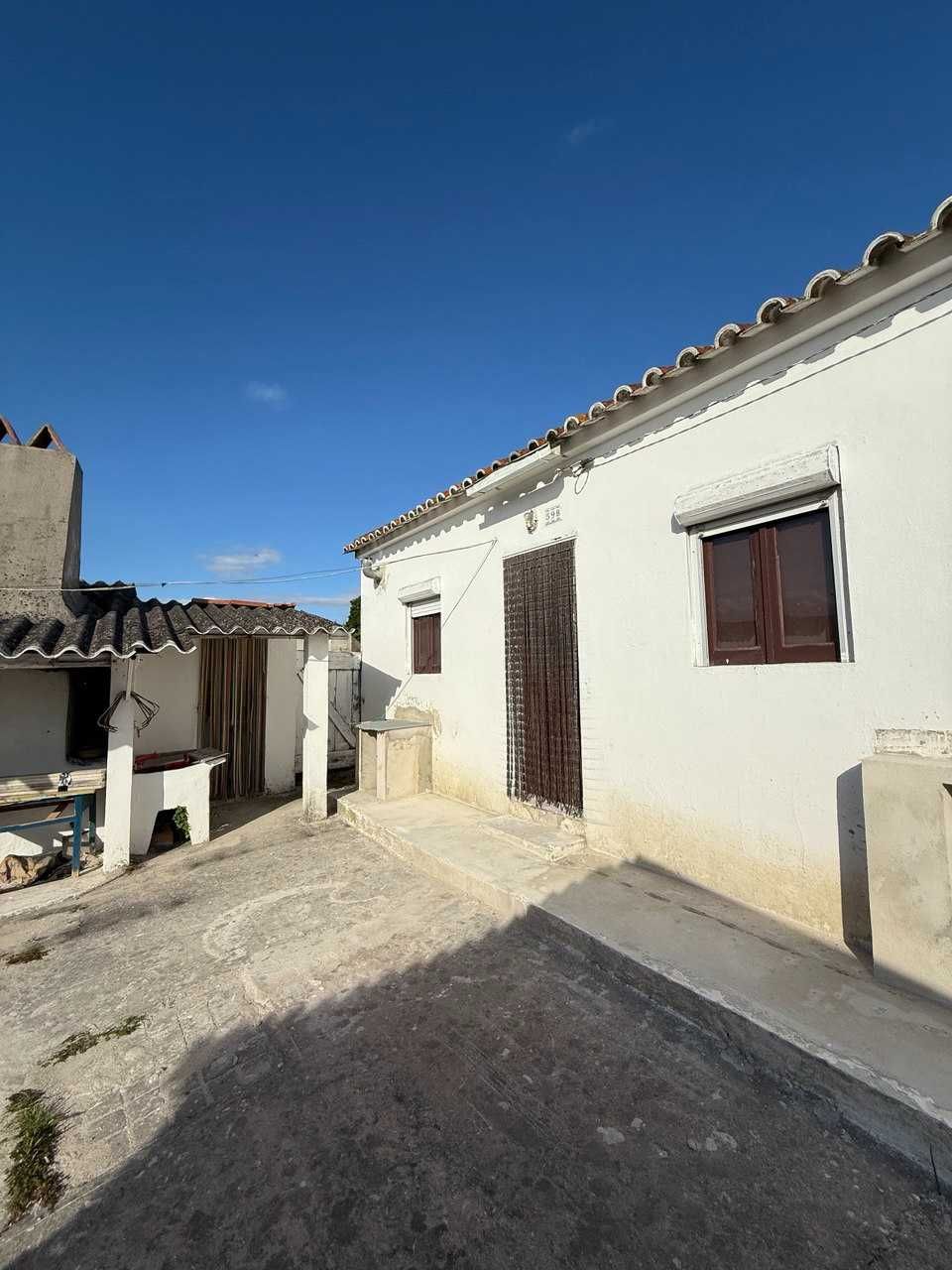 Moradia Remodelada na Glória do Ribatejo com Anexos