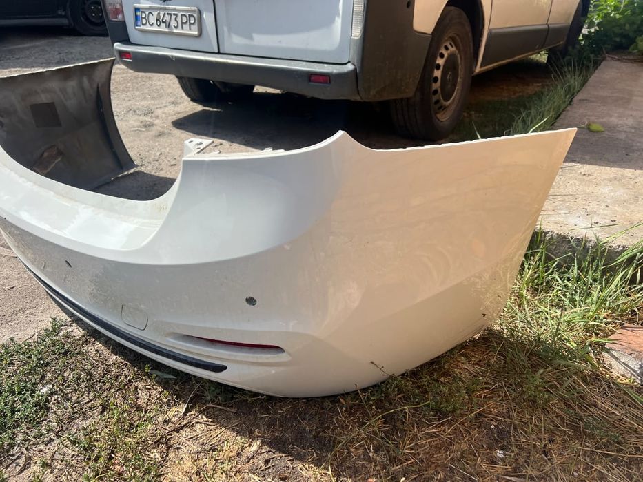 Бампер на бмв ф 30 стоковий,задній не фарбований