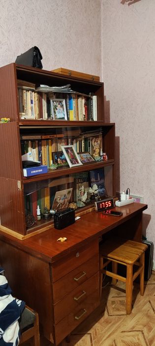 Книжные полки СССР и тумба