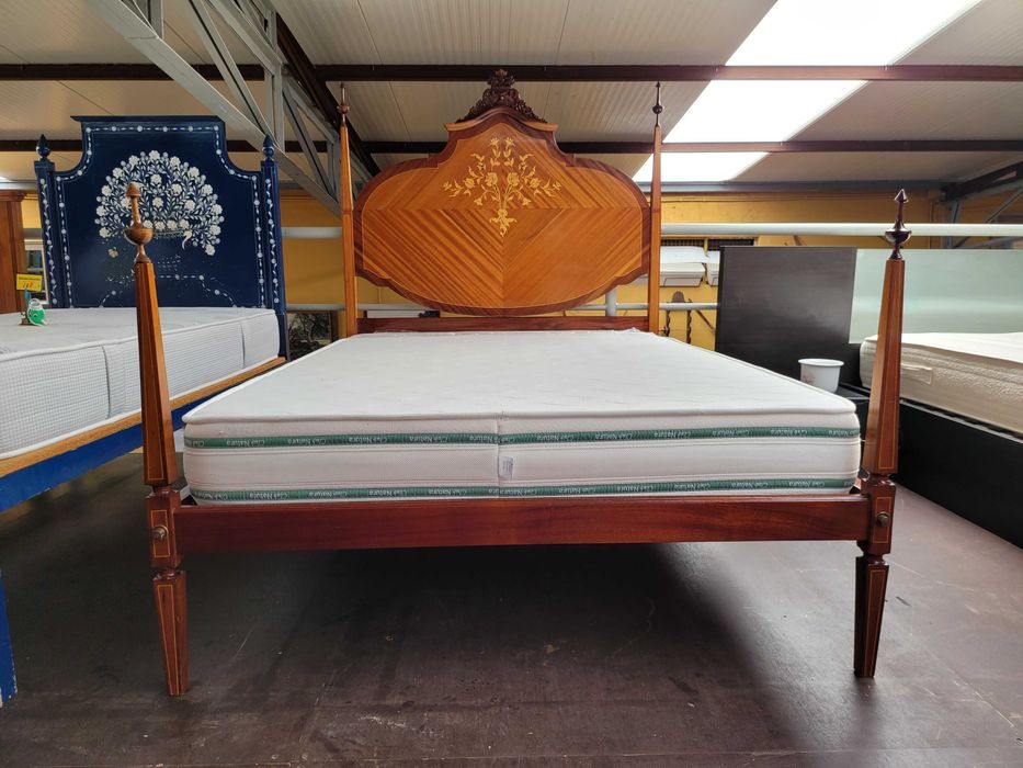 Cama antiga estilo D. Maria com estrado e colchão - Bom