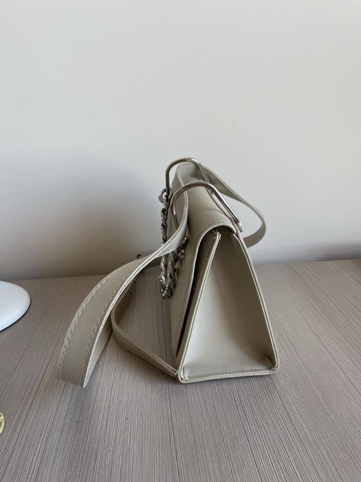 Бежева сумка Famo через плече з ланцюжком