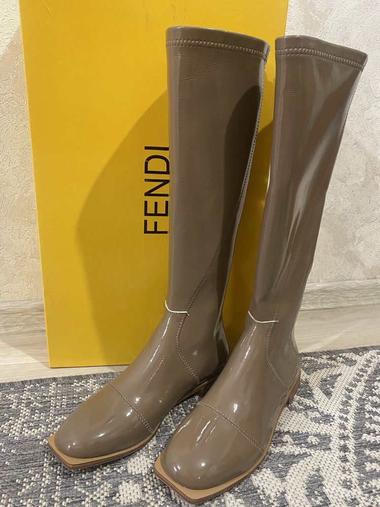 Продам сапоги Fendi
