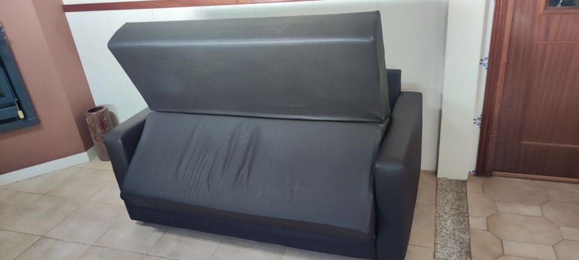 Sofá cama em couro