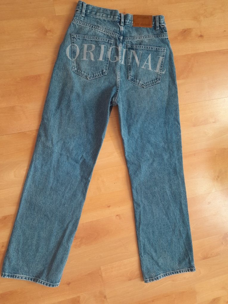 Spodnie jeansy z wycięciem
