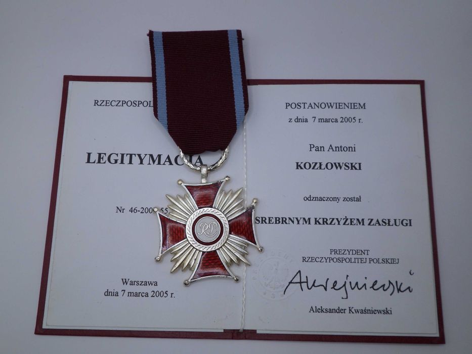 Srebrny Krzyż Zasługi RP z dokumentem nadania