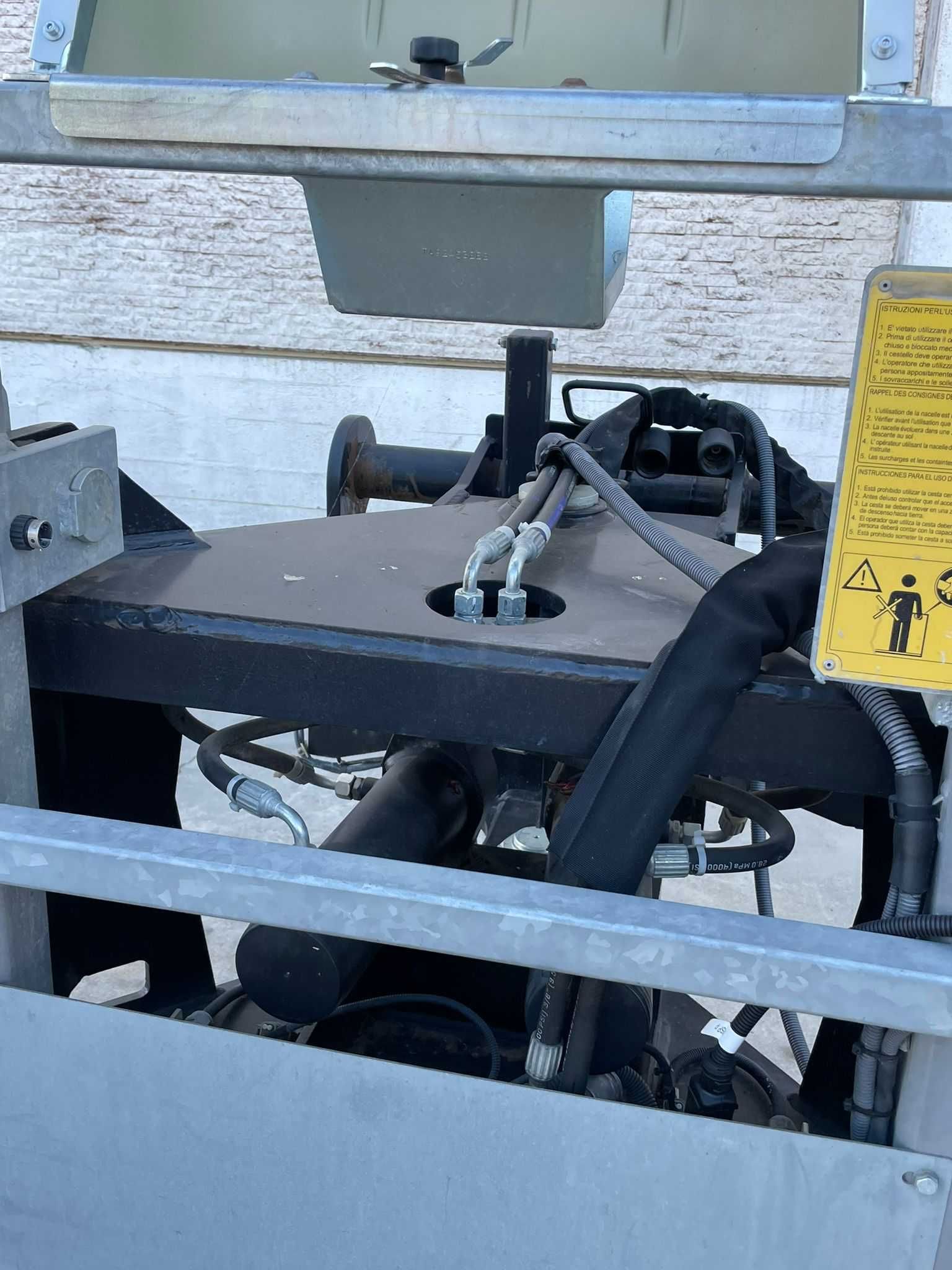 Cesto Manitou Telescópico e Rotativo