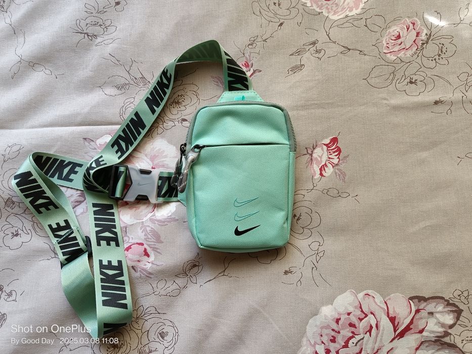 Продам сумочку Nike Swoosh