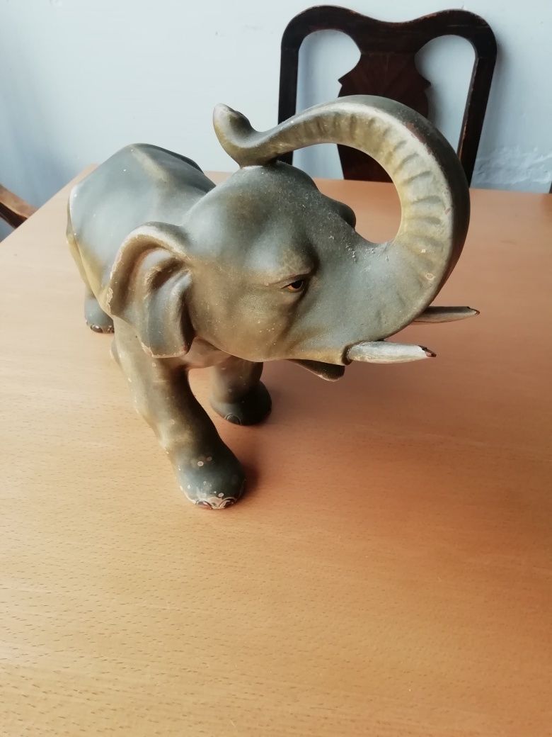 Elefante em cerâmica