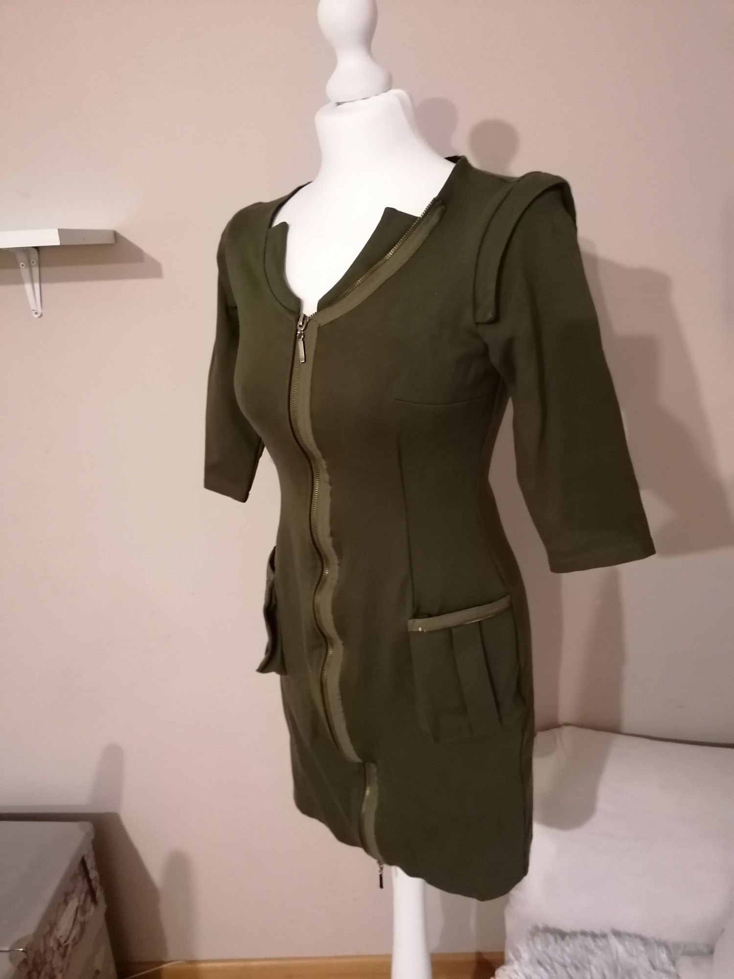 Dopasowana Sukienka khaki militarna 36